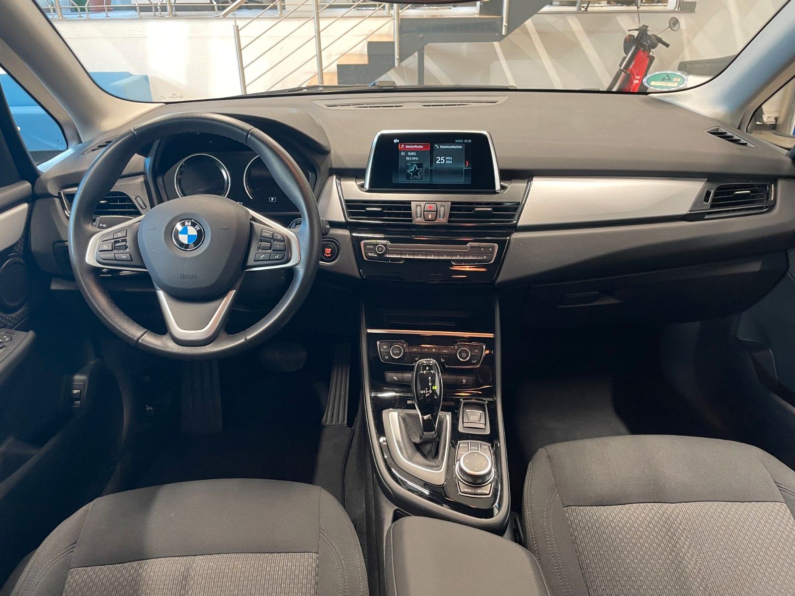 Fahrzeugabbildung BMW Active Tourer 218 i Advantage / LED / Garantie