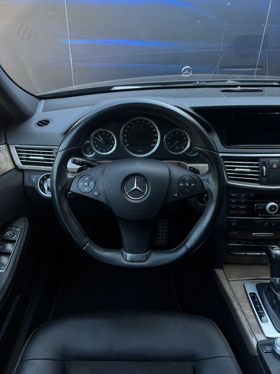 Fahrzeugabbildung Mercedes-Benz E 200 Limousine  BluEffic AMG Line,Schiebedach
