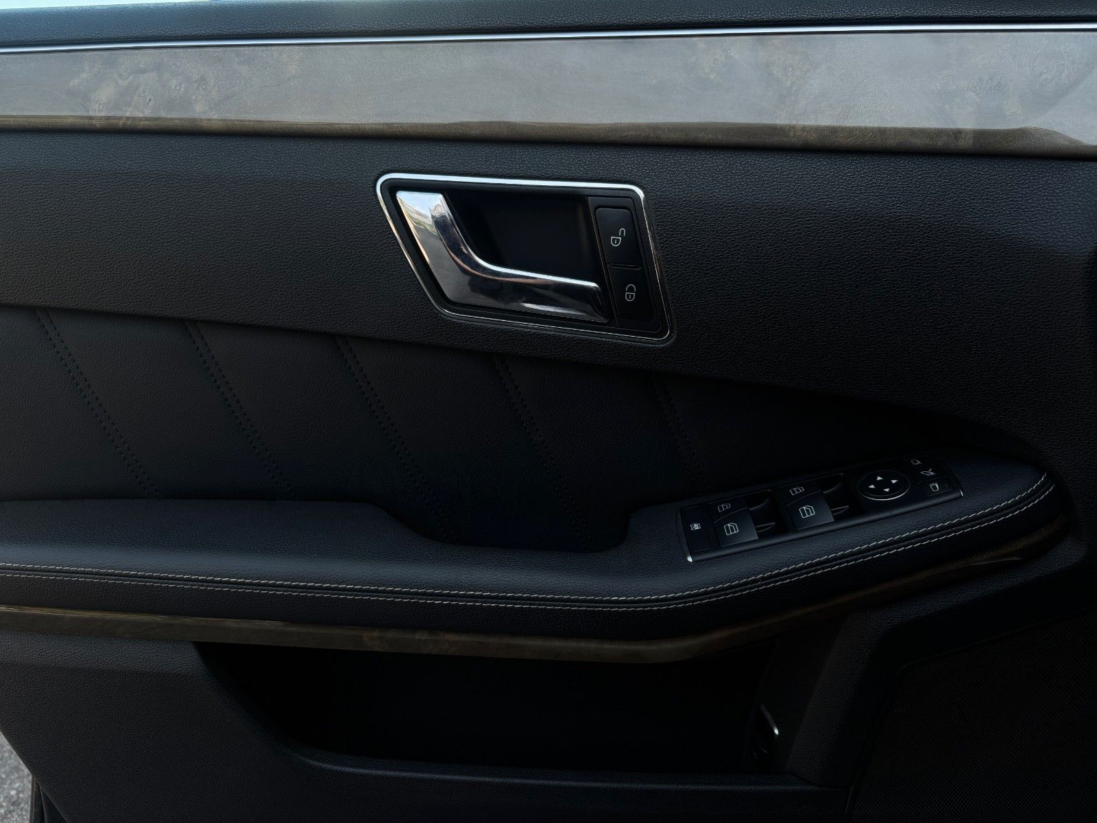 Fahrzeugabbildung Mercedes-Benz E 200 Limousine  BluEffic AMG Line,Schiebedach