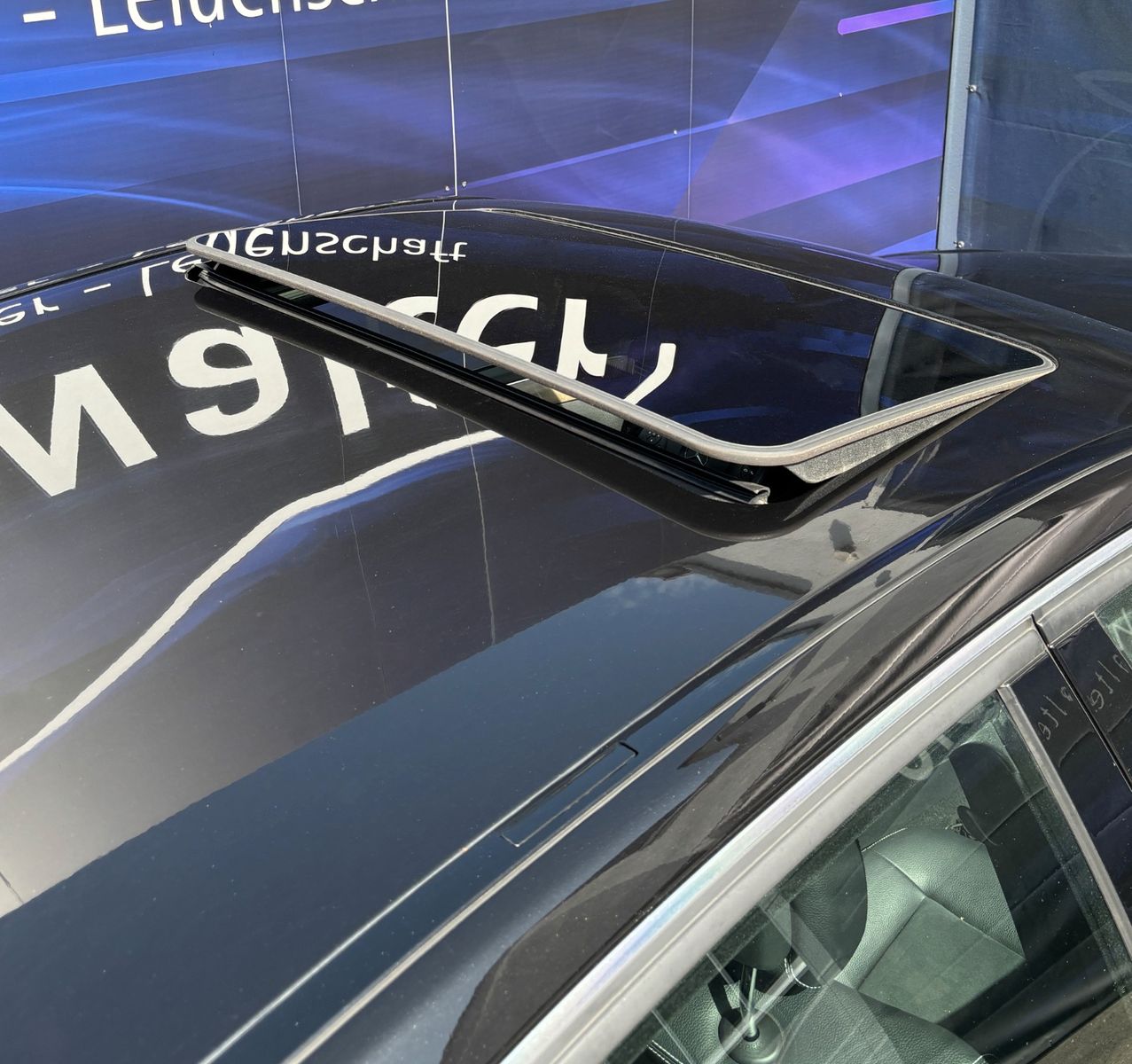 Fahrzeugabbildung Mercedes-Benz E 200 Limousine  BluEffic AMG Line,Schiebedach