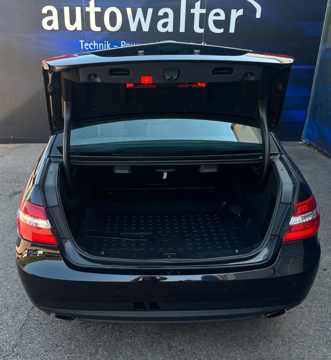 Fahrzeugabbildung Mercedes-Benz E 200 Limousine  BluEffic AMG Line,Schiebedach