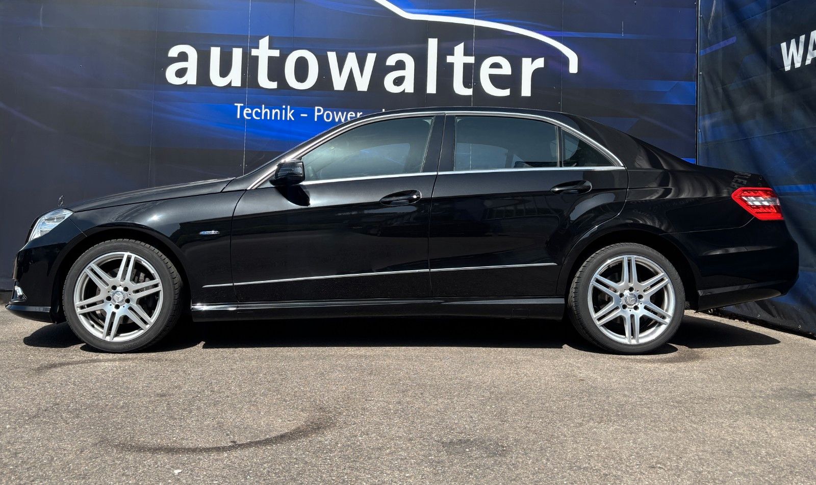 Fahrzeugabbildung Mercedes-Benz E 200 Limousine  BluEffic AMG Line,Schiebedach