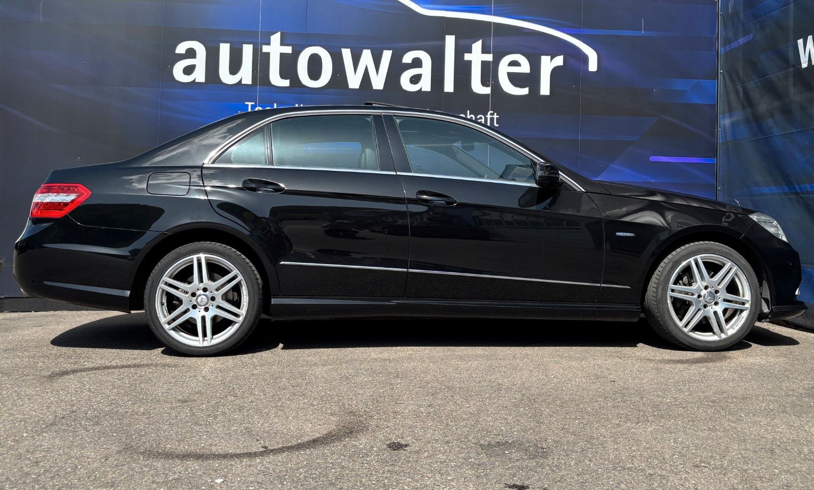 Fahrzeugabbildung Mercedes-Benz E 200 Limousine  BluEffic AMG Line,Schiebedach