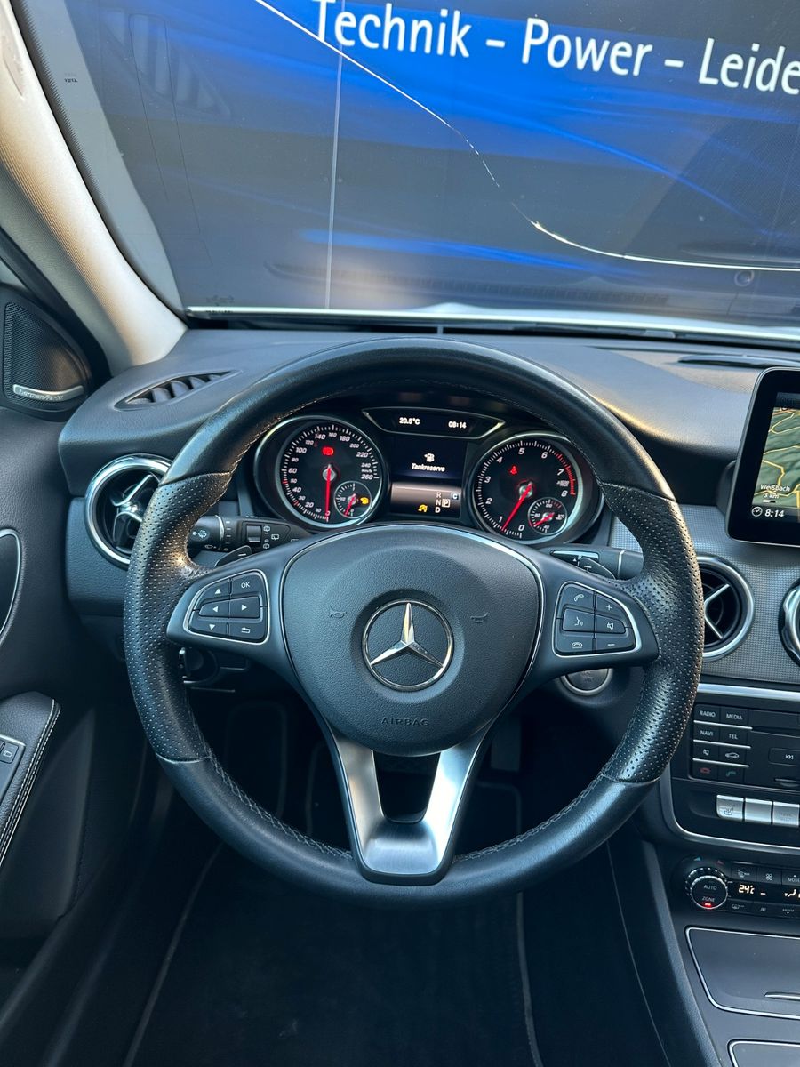 Fahrzeugabbildung Mercedes-Benz GLA 200 AMG-Pano-Navi-HarmanKardon-LED