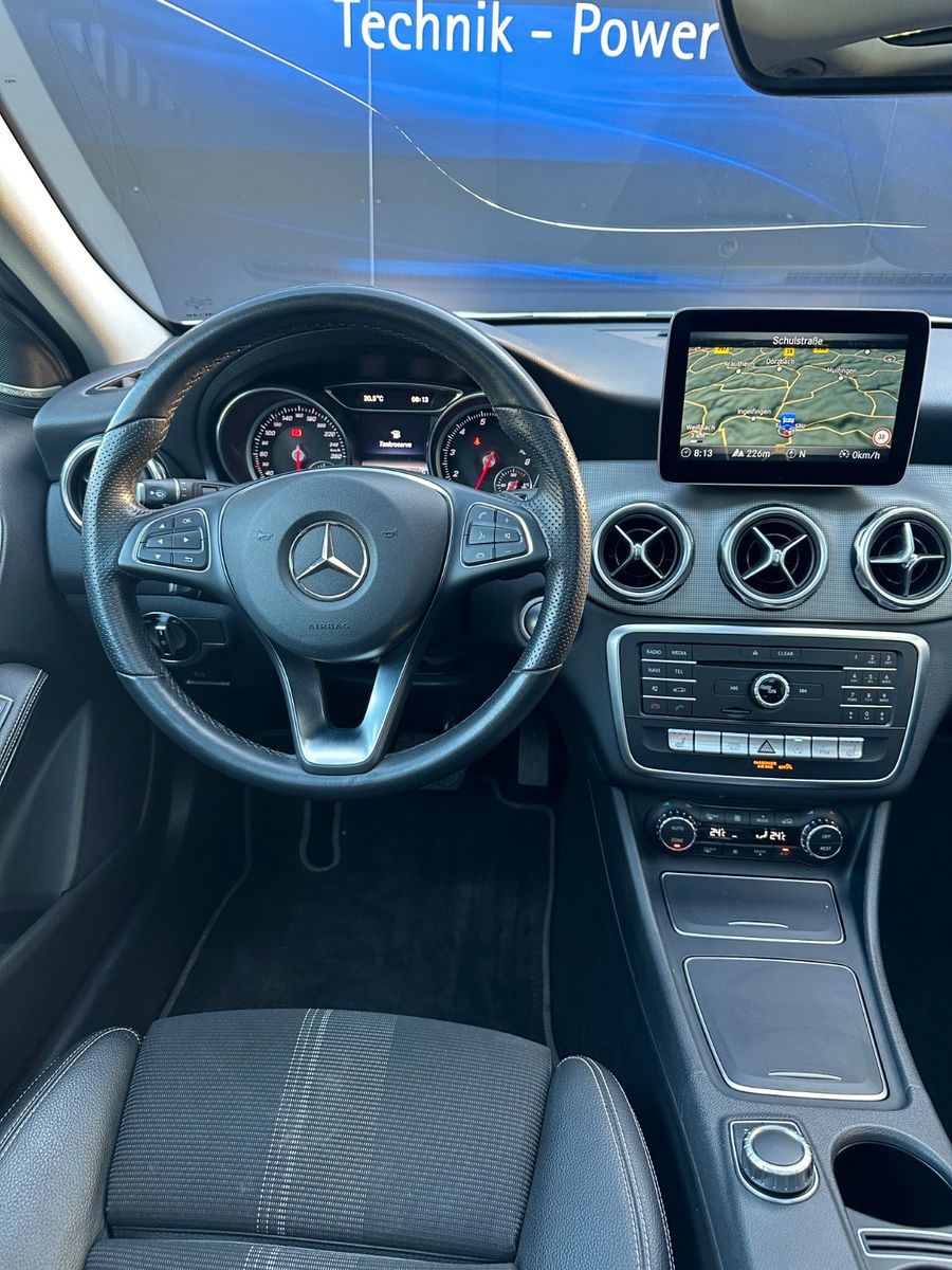 Fahrzeugabbildung Mercedes-Benz GLA 200 AMG-Pano-Navi-HarmanKardon-LED