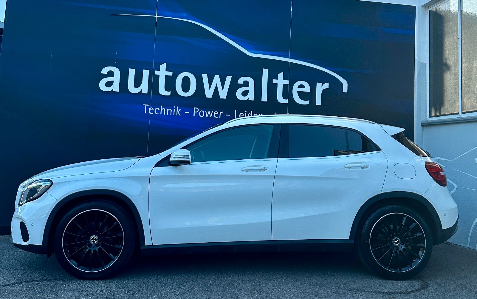 Fahrzeugabbildung Mercedes-Benz GLA 200 AMG-Pano-Navi-HarmanKardon-LED