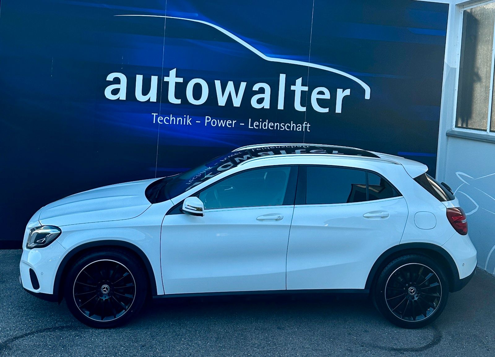 Fahrzeugabbildung Mercedes-Benz GLA 200 AMG-Pano-Navi-HarmanKardon-LED