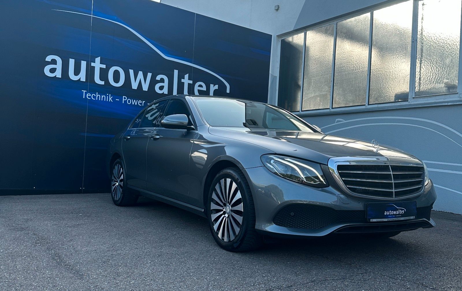 Fahrzeugabbildung Mercedes-Benz E 200 -LED-Rückfahr-großer Service neu-TOP
