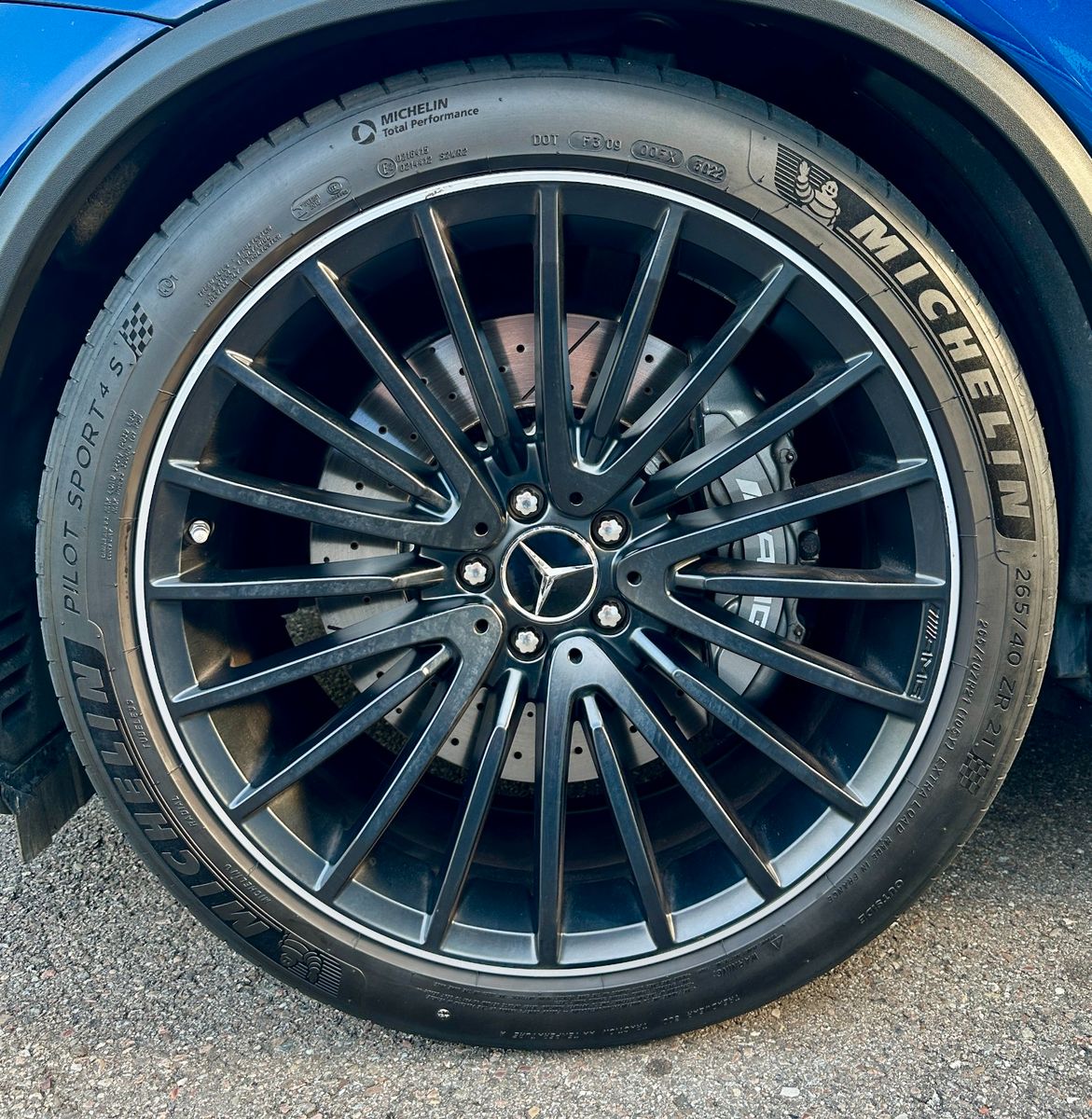 Fahrzeugabbildung Mercedes-Benz GLC 63 AMG -Pano-Aeropaket-Carbon