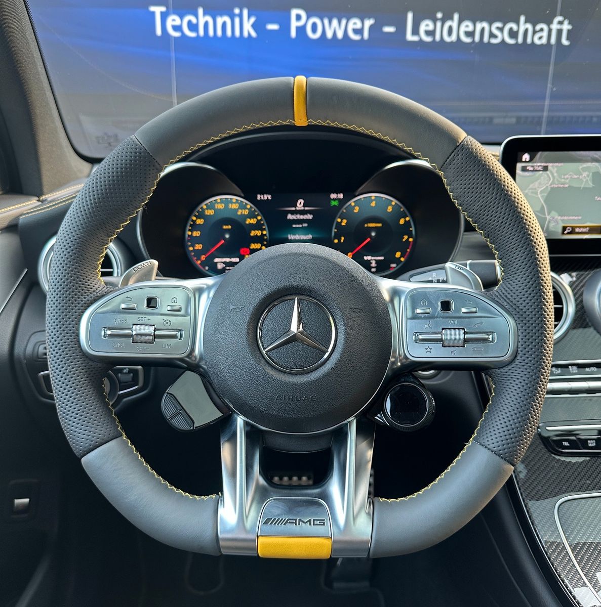 Fahrzeugabbildung Mercedes-Benz GLC 63 AMG -Pano-Aeropaket-Carbon