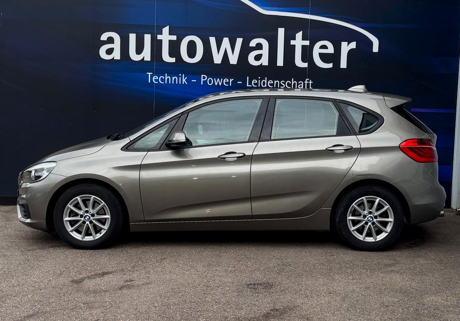 Fahrzeugabbildung BMW 218 Baureihe 2 Active Tourer 218 i