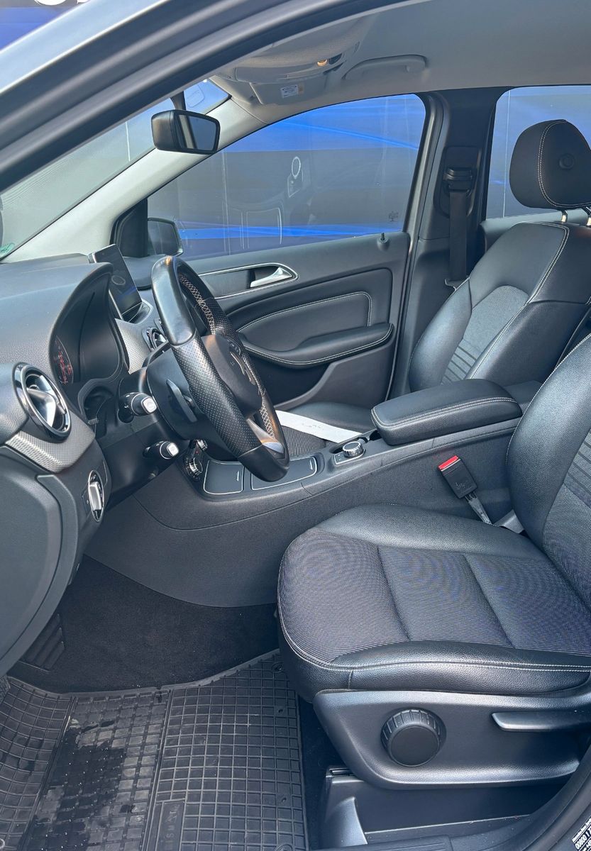 Fahrzeugabbildung Mercedes-Benz B 200 ,Navigationssystem,Sitzheizung,PDC