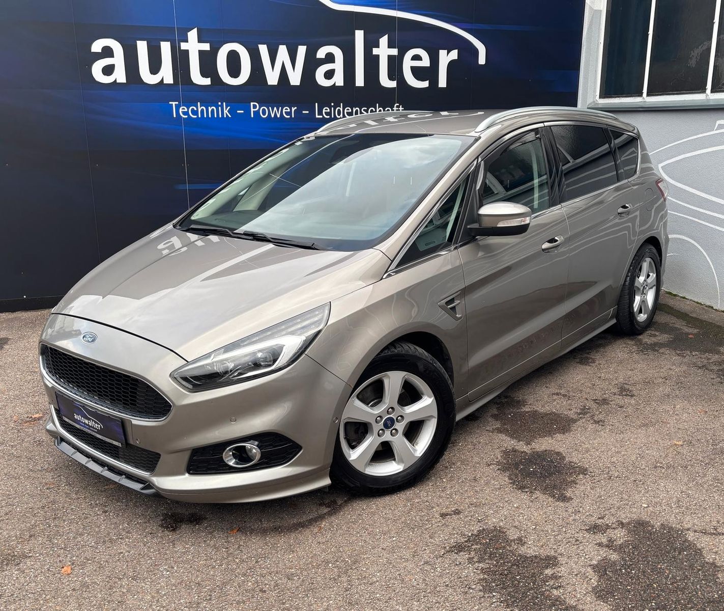 Fahrzeugabbildung Ford S-MAX Titanium,7 Sitzer,ATM 50000 KM