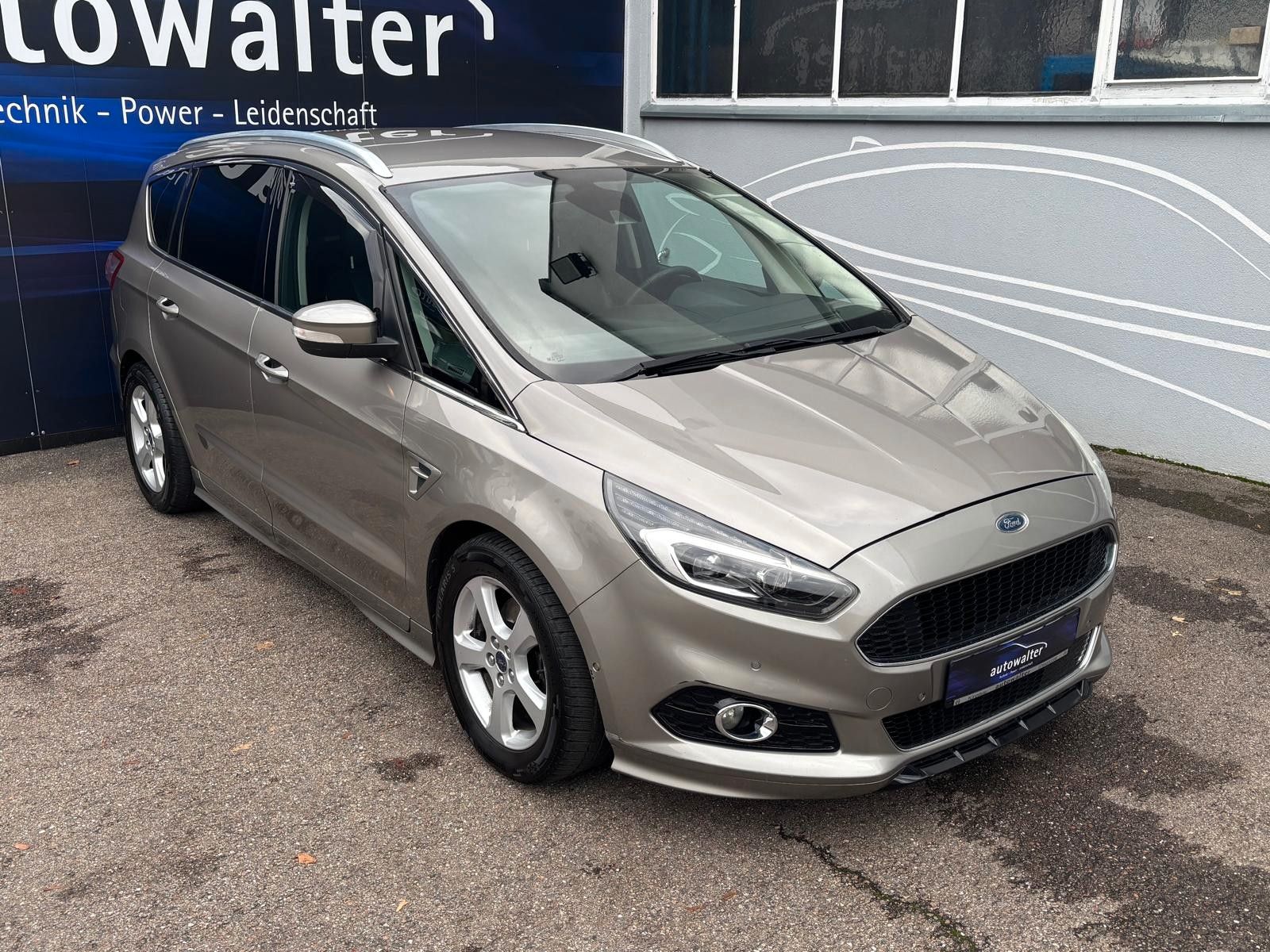 Fahrzeugabbildung Ford S-MAX Titanium,7 Sitzer,ATM 50000 KM