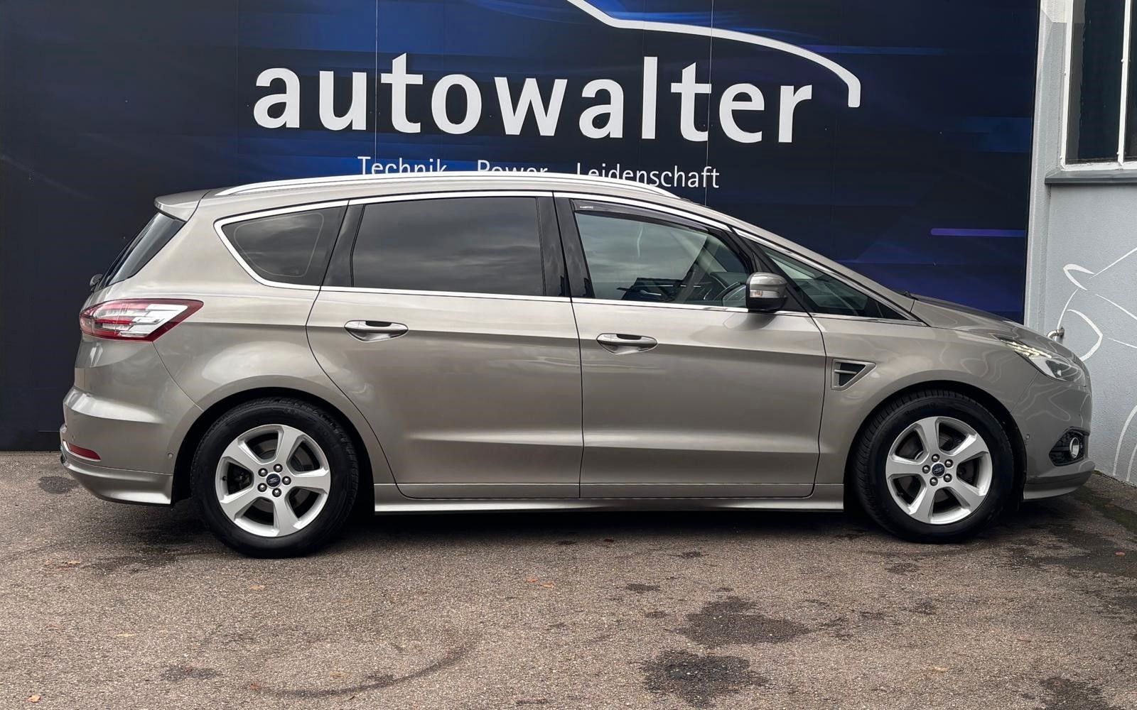 Fahrzeugabbildung Ford S-MAX Titanium,7 Sitzer,ATM 50000 KM