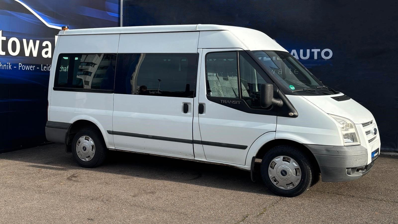 Fahrzeugabbildung Ford Transit Kombi FT 300 M Trend 9 Sitzer