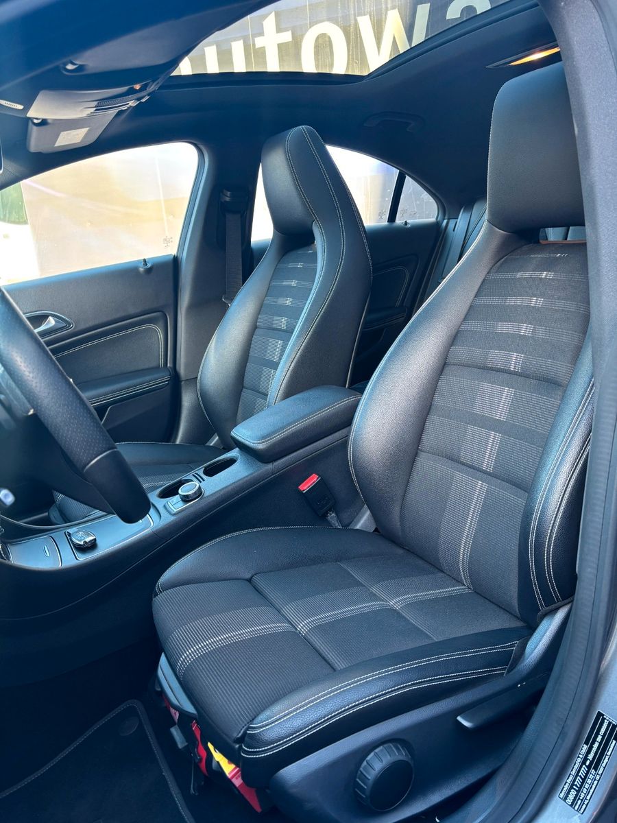 Fahrzeugabbildung Mercedes-Benz CLA 220  CLA 220 4Matic,Panoramadach