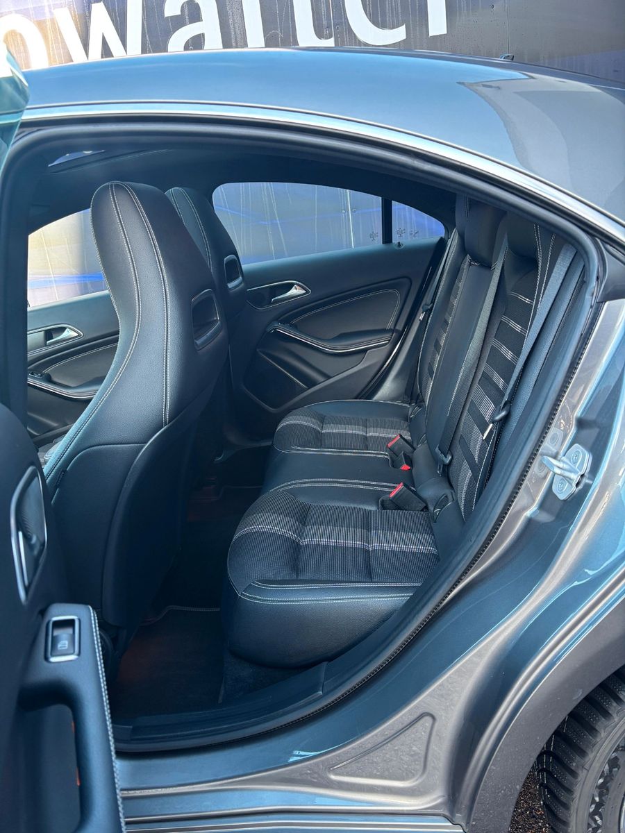 Fahrzeugabbildung Mercedes-Benz CLA 220  CLA 220 4Matic,Panoramadach