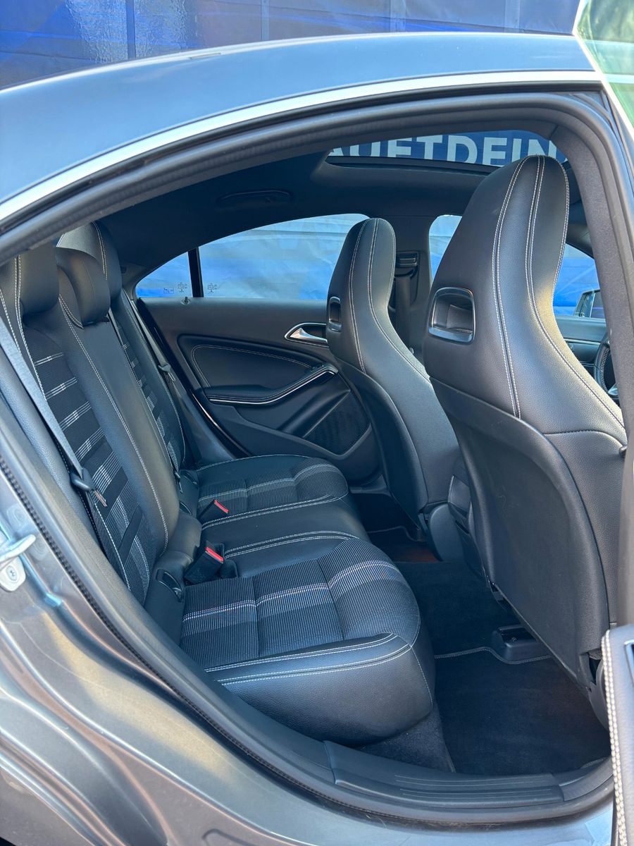 Fahrzeugabbildung Mercedes-Benz CLA 220  CLA 220 4Matic,Panoramadach