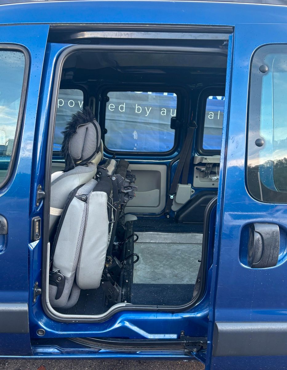 Fahrzeugabbildung Renault Kangoo 1.2 16V  Rollstuhlrampe