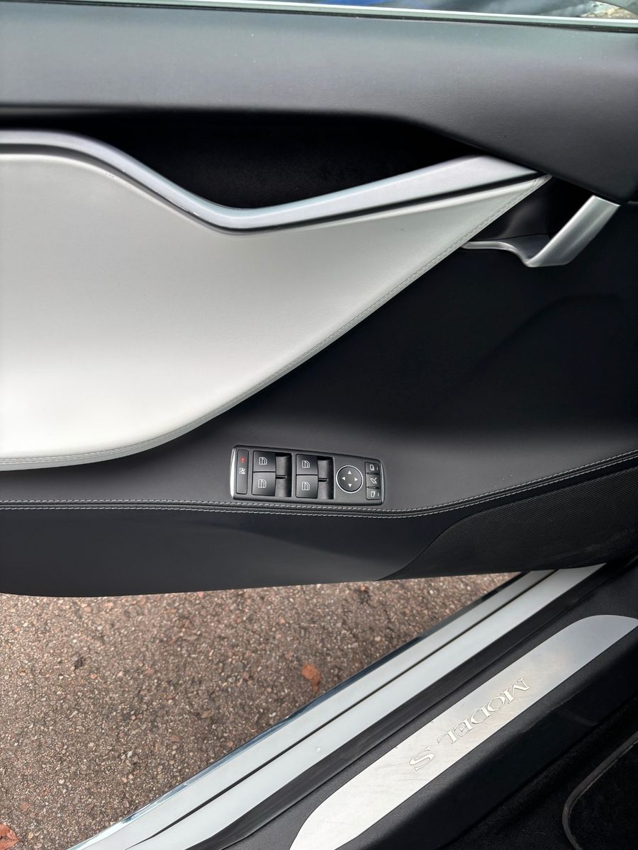 Fahrzeugabbildung Tesla Model S