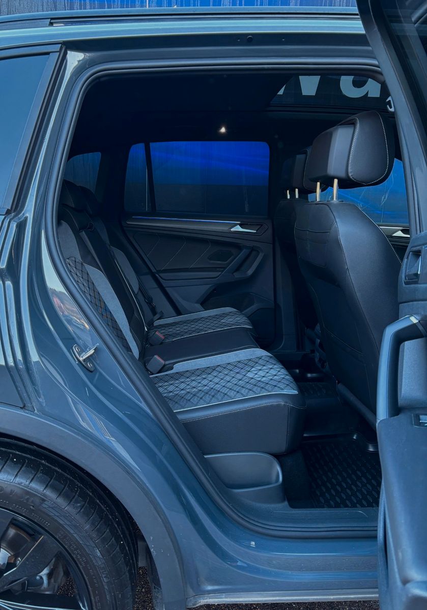 Fahrzeugabbildung Volkswagen Tiguan R-Line - AHK schwenk-Pano-MatrixLED