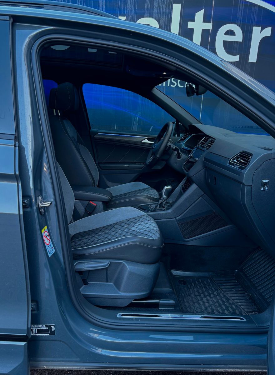 Fahrzeugabbildung Volkswagen Tiguan R-Line - AHK schwenk-Pano-MatrixLED