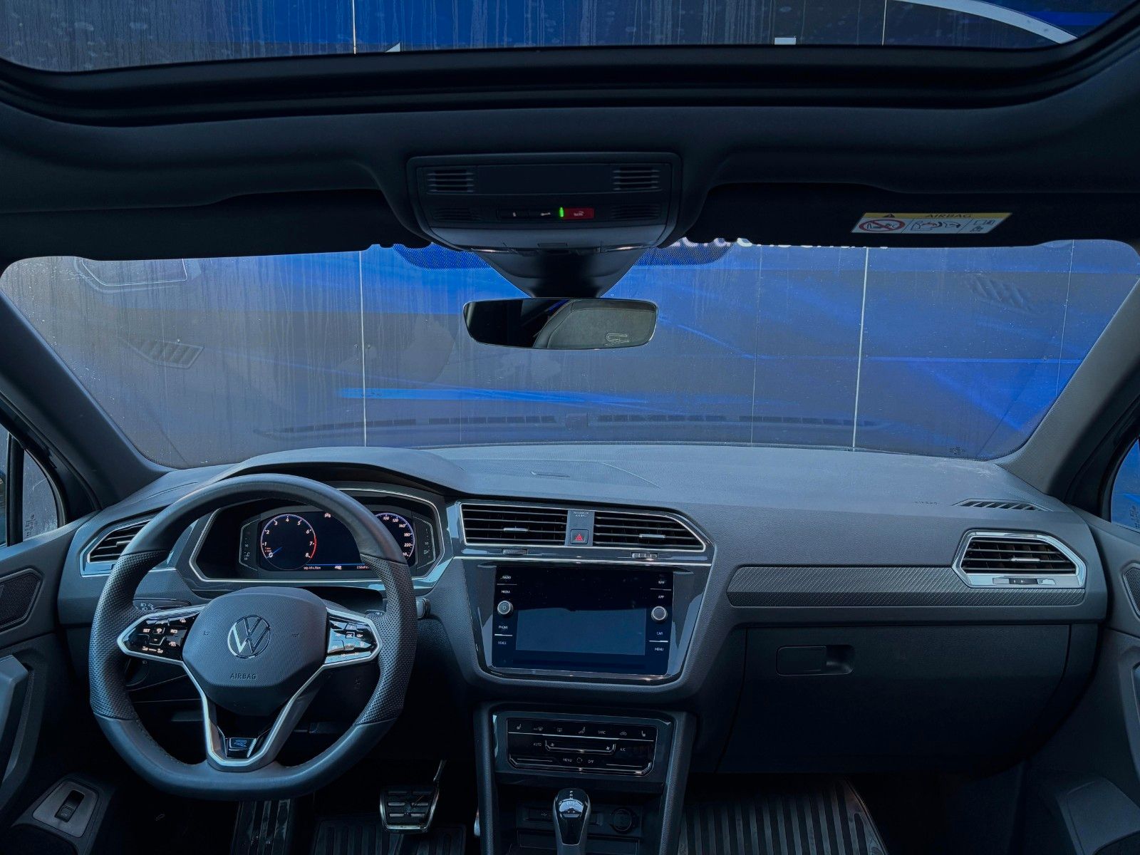 Fahrzeugabbildung Volkswagen Tiguan R-Line - AHK schwenk-Pano-MatrixLED