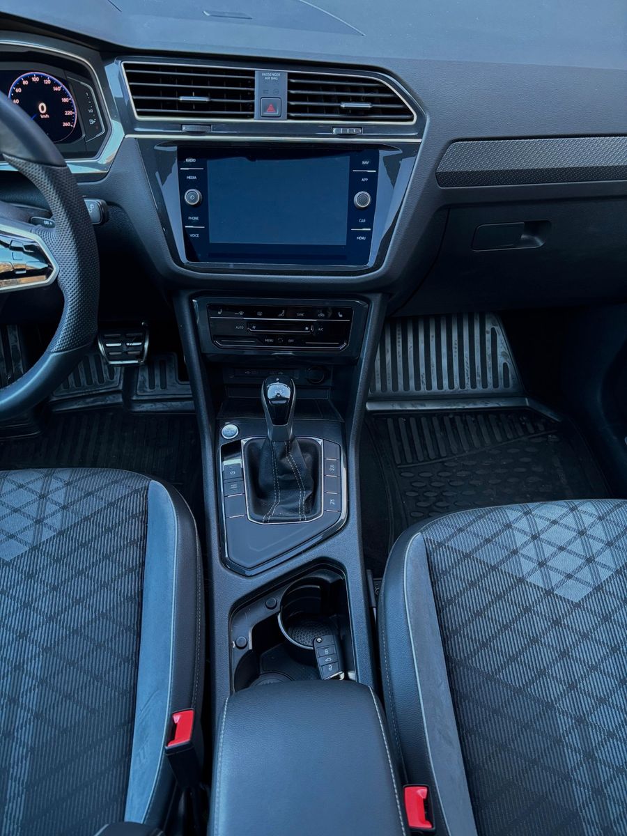 Fahrzeugabbildung Volkswagen Tiguan R-Line - AHK schwenk-Pano-MatrixLED