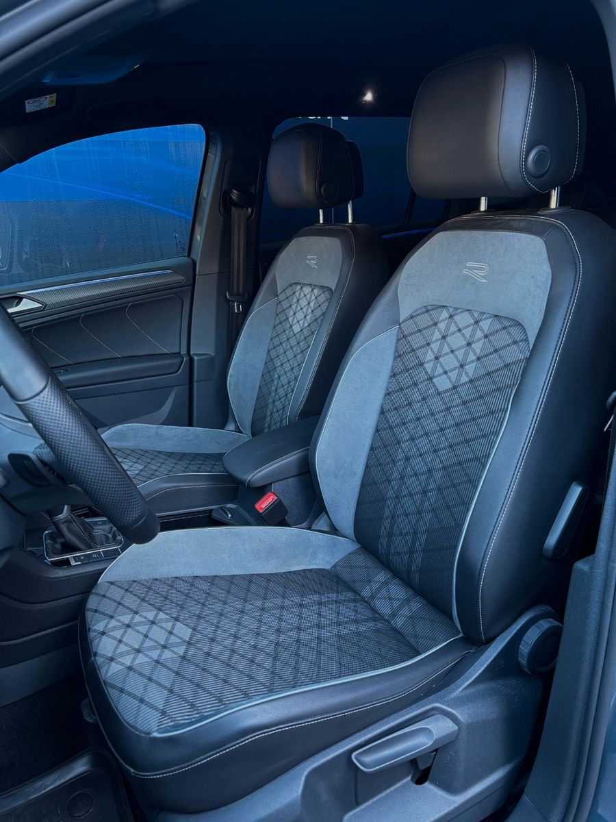 Fahrzeugabbildung Volkswagen Tiguan R-Line - AHK schwenk-Pano-MatrixLED