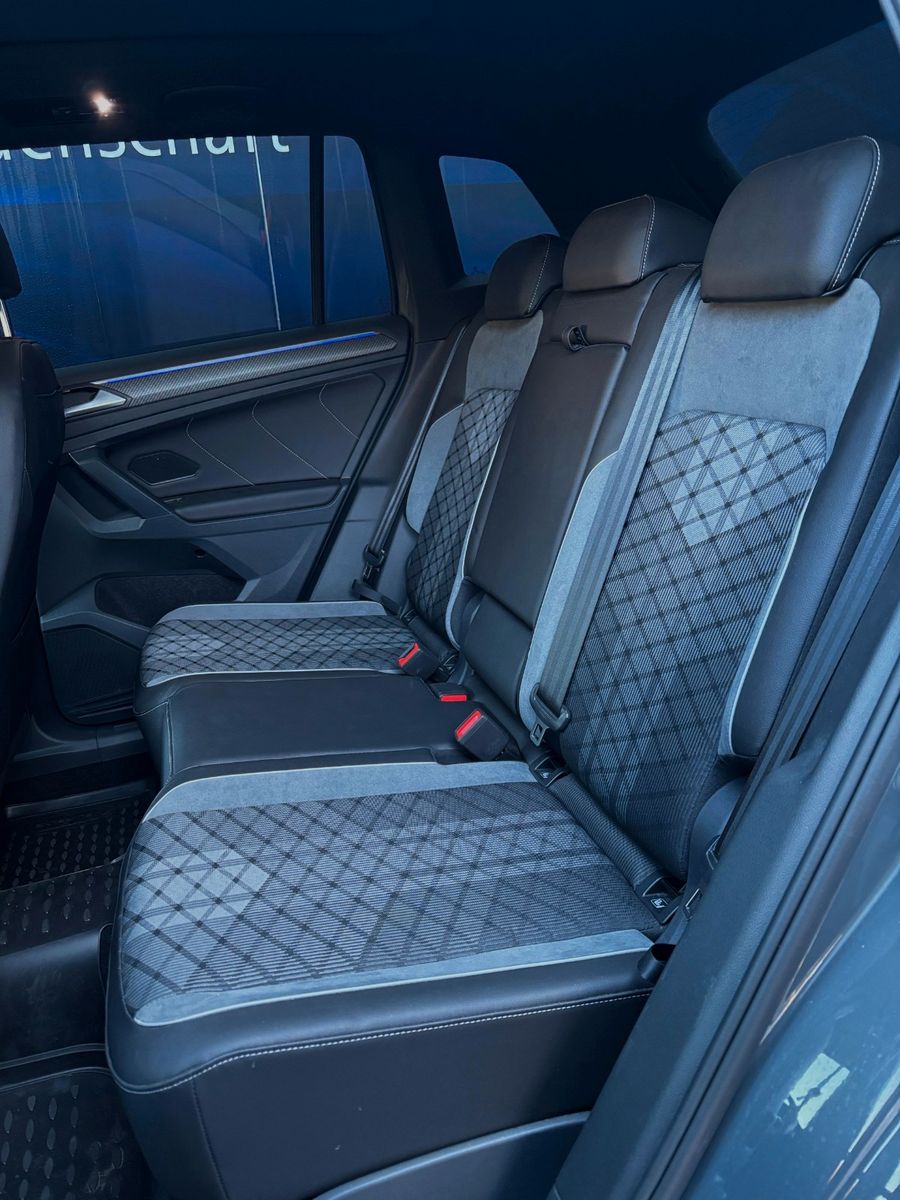 Fahrzeugabbildung Volkswagen Tiguan R-Line - AHK schwenk-Pano-MatrixLED