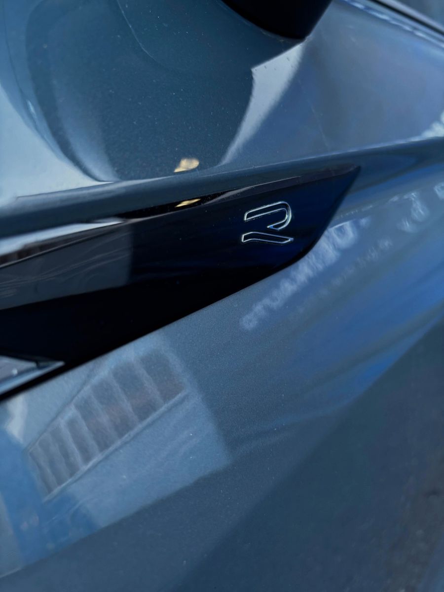 Fahrzeugabbildung Volkswagen Tiguan R-Line - AHK schwenk-Pano-MatrixLED