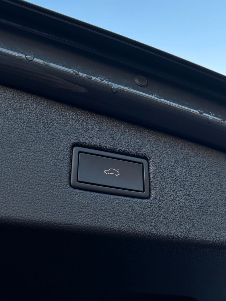 Fahrzeugabbildung Volkswagen Tiguan R-Line - AHK schwenk-Pano-MatrixLED