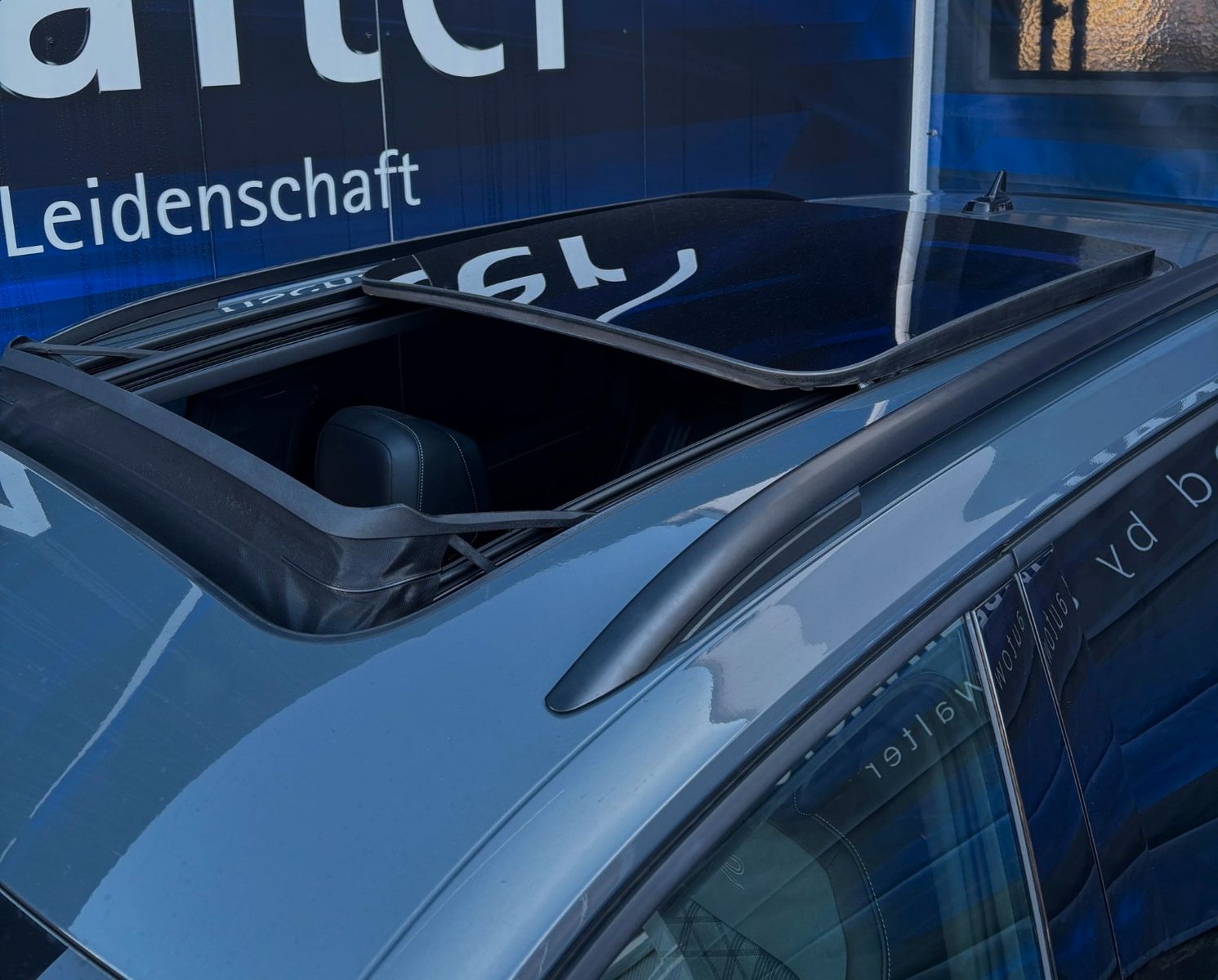 Fahrzeugabbildung Volkswagen Tiguan R-Line - AHK schwenk-Pano-MatrixLED