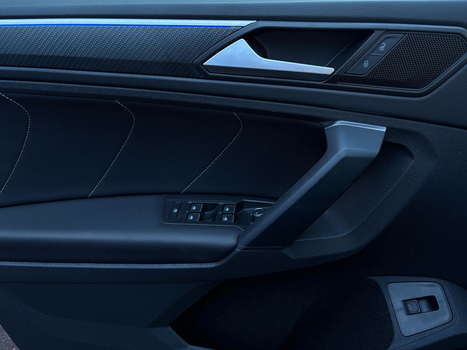 Fahrzeugabbildung Volkswagen Tiguan R-Line - AHK schwenk-Pano-MatrixLED