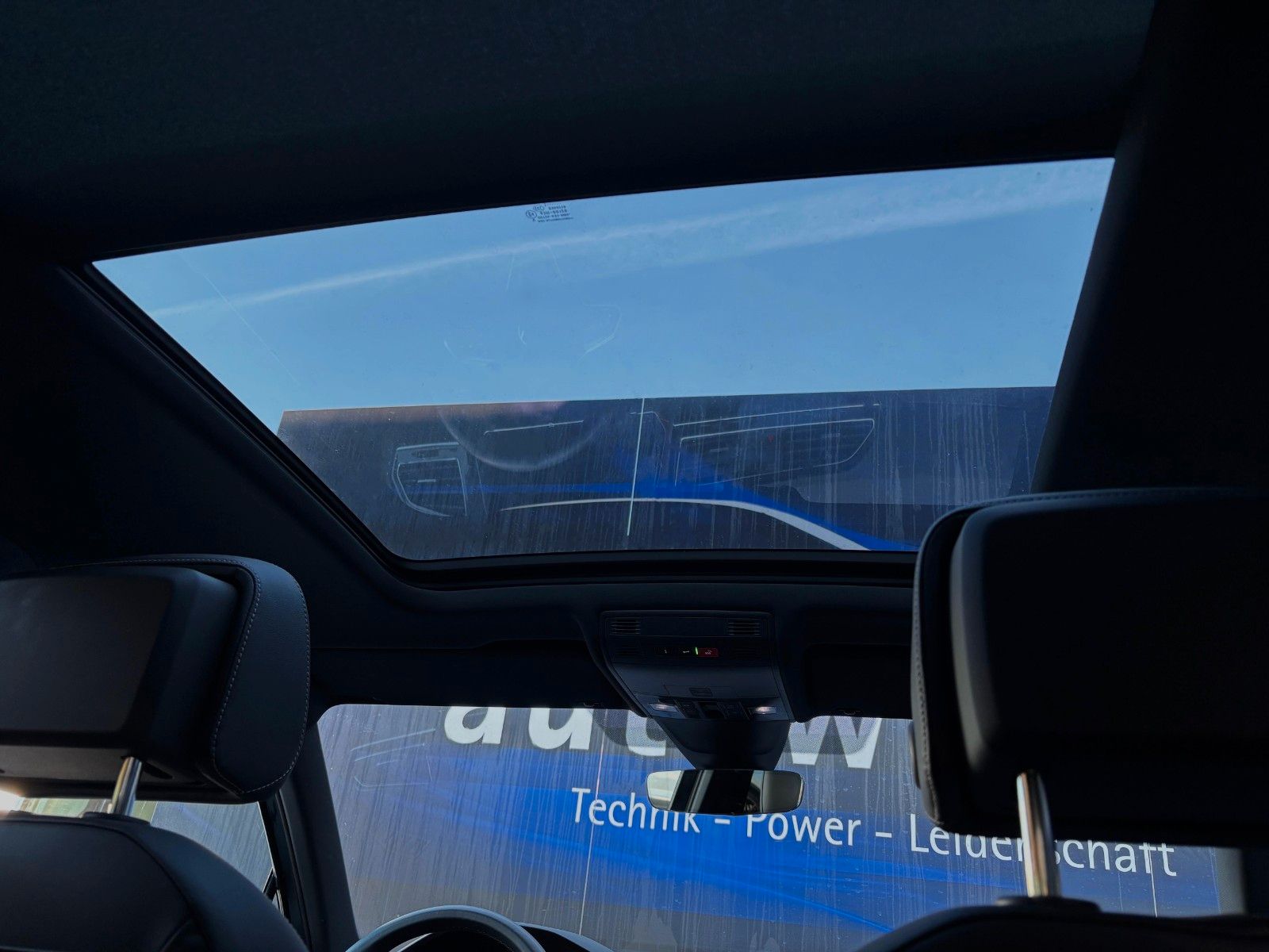 Fahrzeugabbildung Volkswagen Tiguan R-Line - AHK schwenk-Pano-MatrixLED