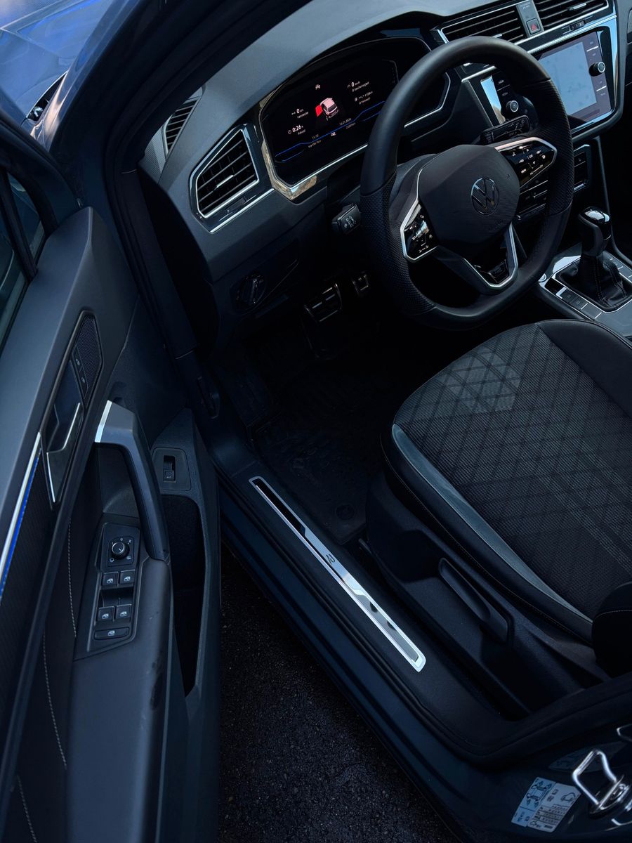 Fahrzeugabbildung Volkswagen Tiguan R-Line - AHK schwenk-Pano-MatrixLED