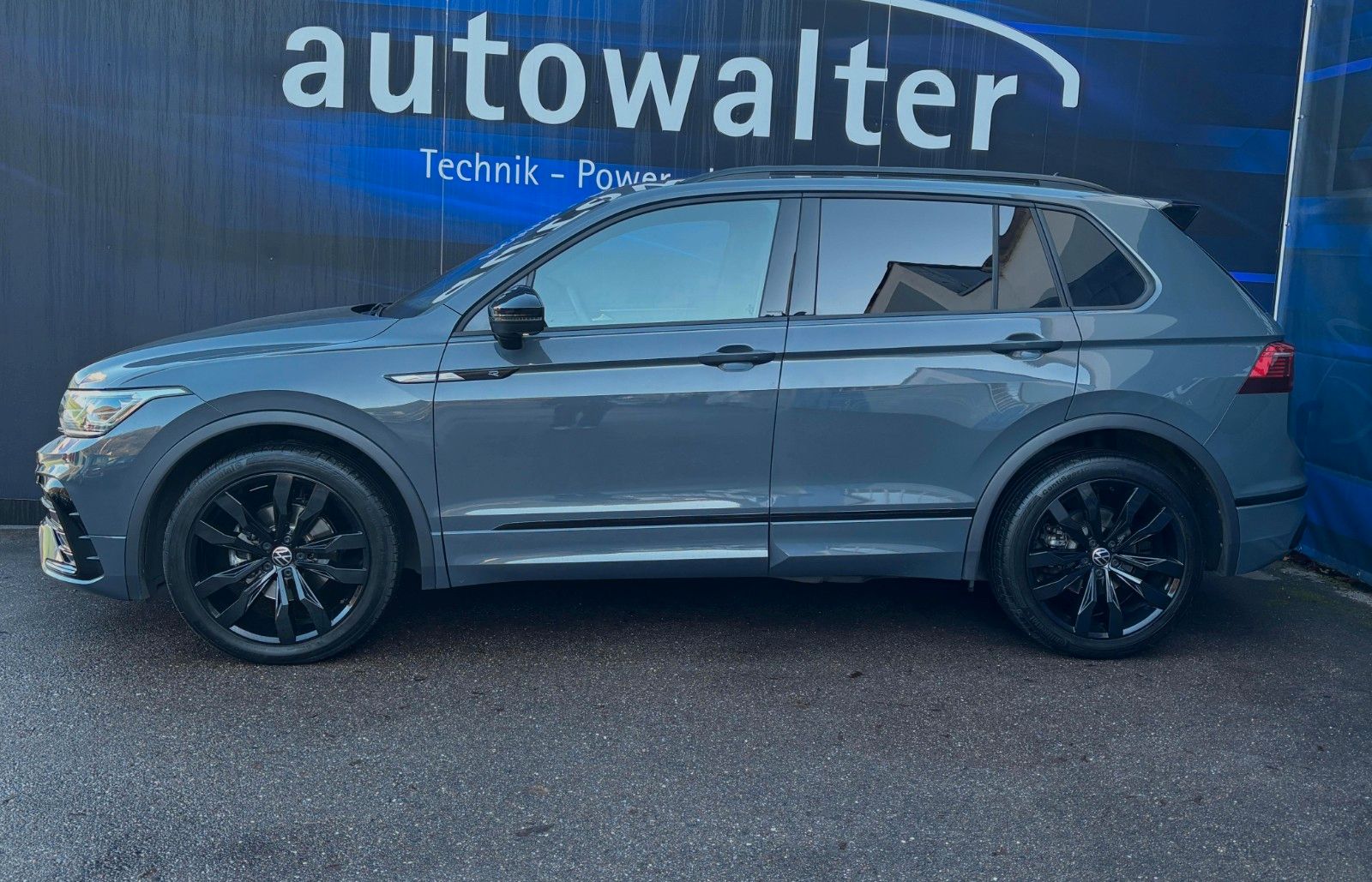 Fahrzeugabbildung Volkswagen Tiguan R-Line - AHK schwenk-Pano-MatrixLED