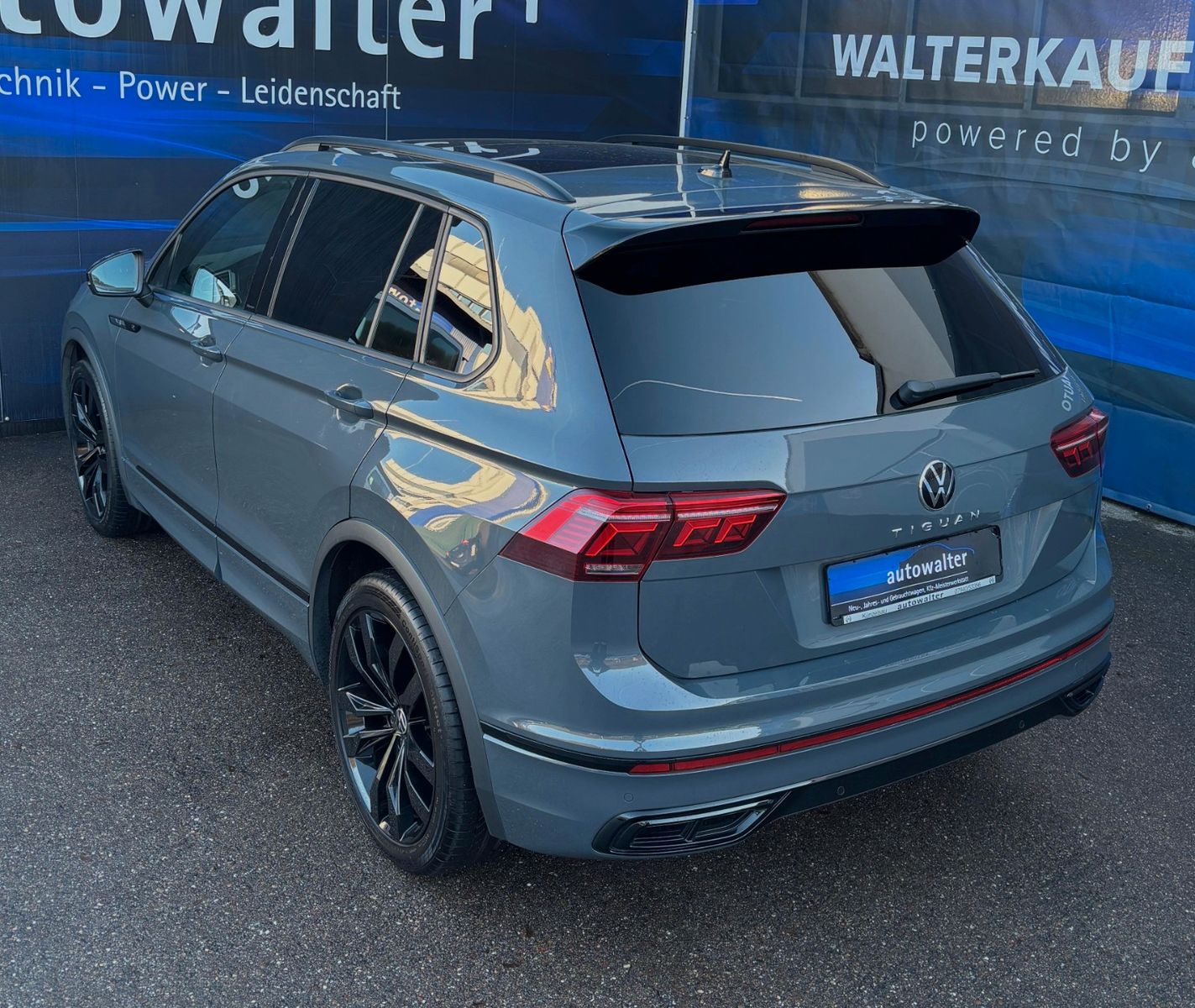 Fahrzeugabbildung Volkswagen Tiguan R-Line - AHK schwenk-Pano-MatrixLED