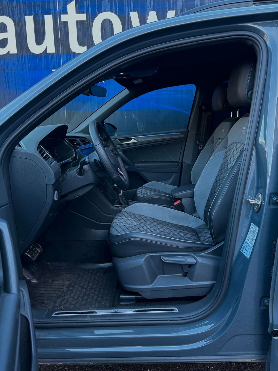 Fahrzeugabbildung Volkswagen Tiguan R-Line - AHK schwenk-Pano-MatrixLED