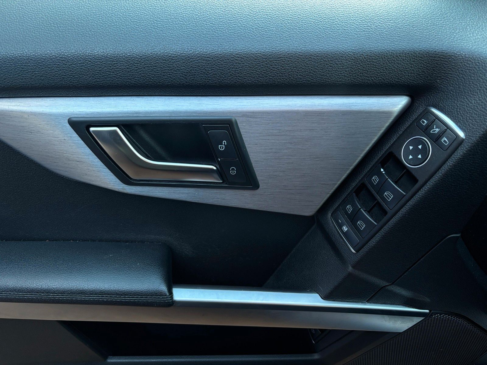 Fahrzeugabbildung Mercedes-Benz GLK 220 AMG-2.Hand-BiXenon-AHK schwenk-Navi-Pano