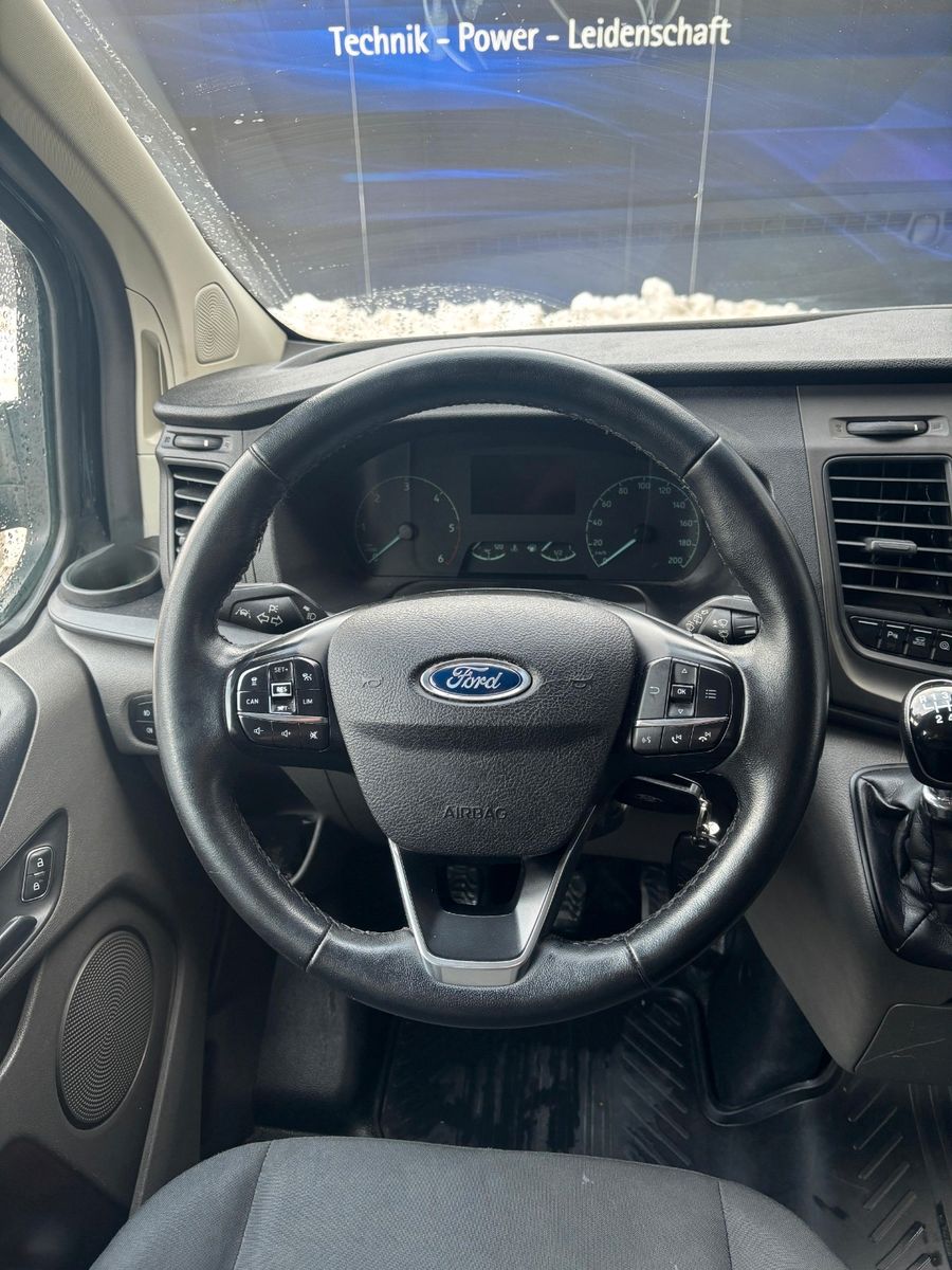 Fahrzeugabbildung Ford Transit Custom 8 Sitzer, Rückfahrkamera