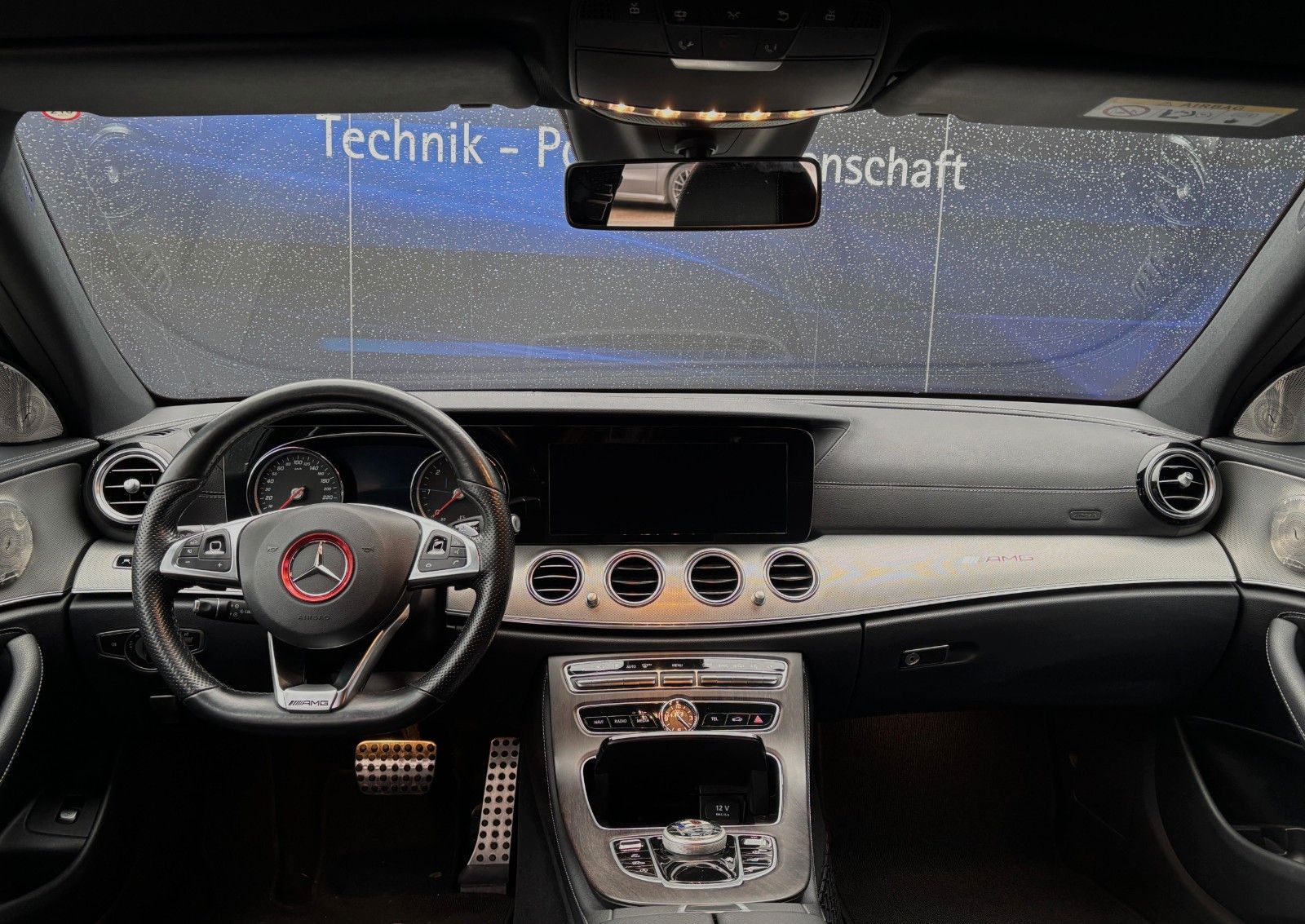 Fahrzeugabbildung Mercedes-Benz E 220  T-Modell AMG Line