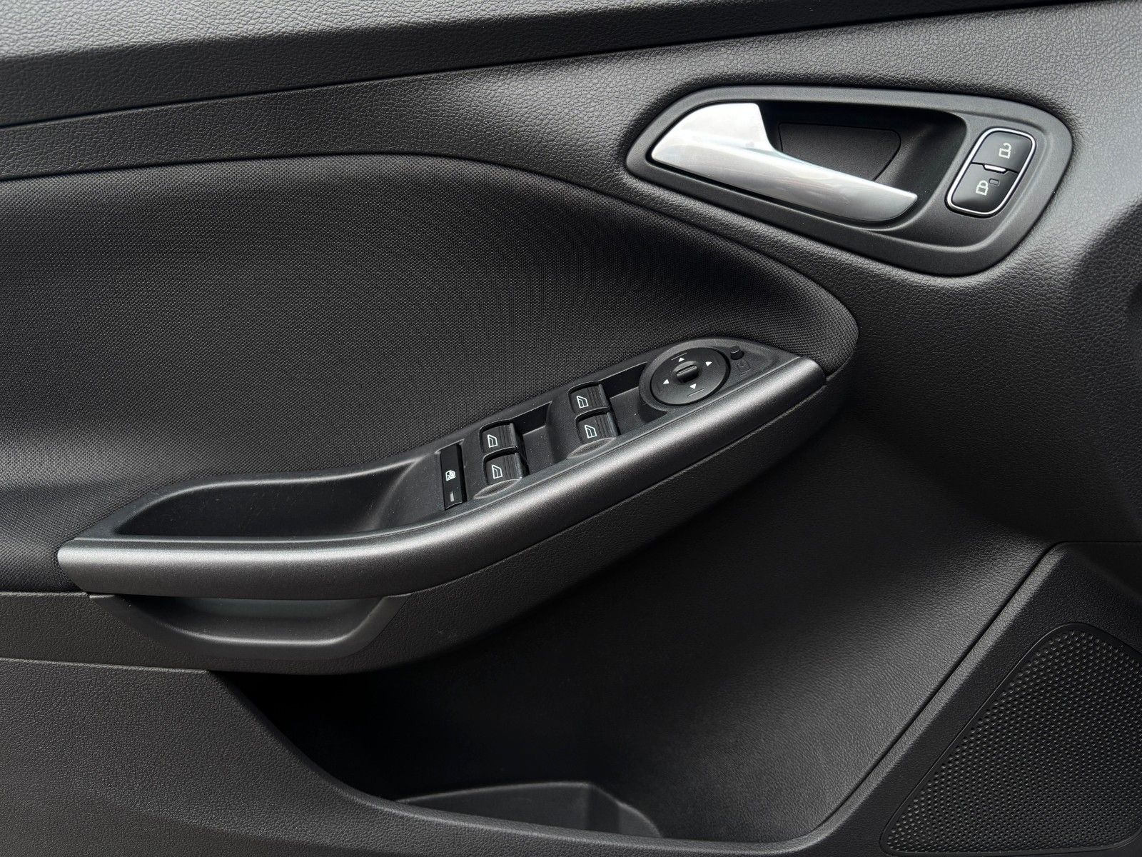 Fahrzeugabbildung Ford Focus Turnier ST-Line-Inspektion/Bremse-4xSR neu