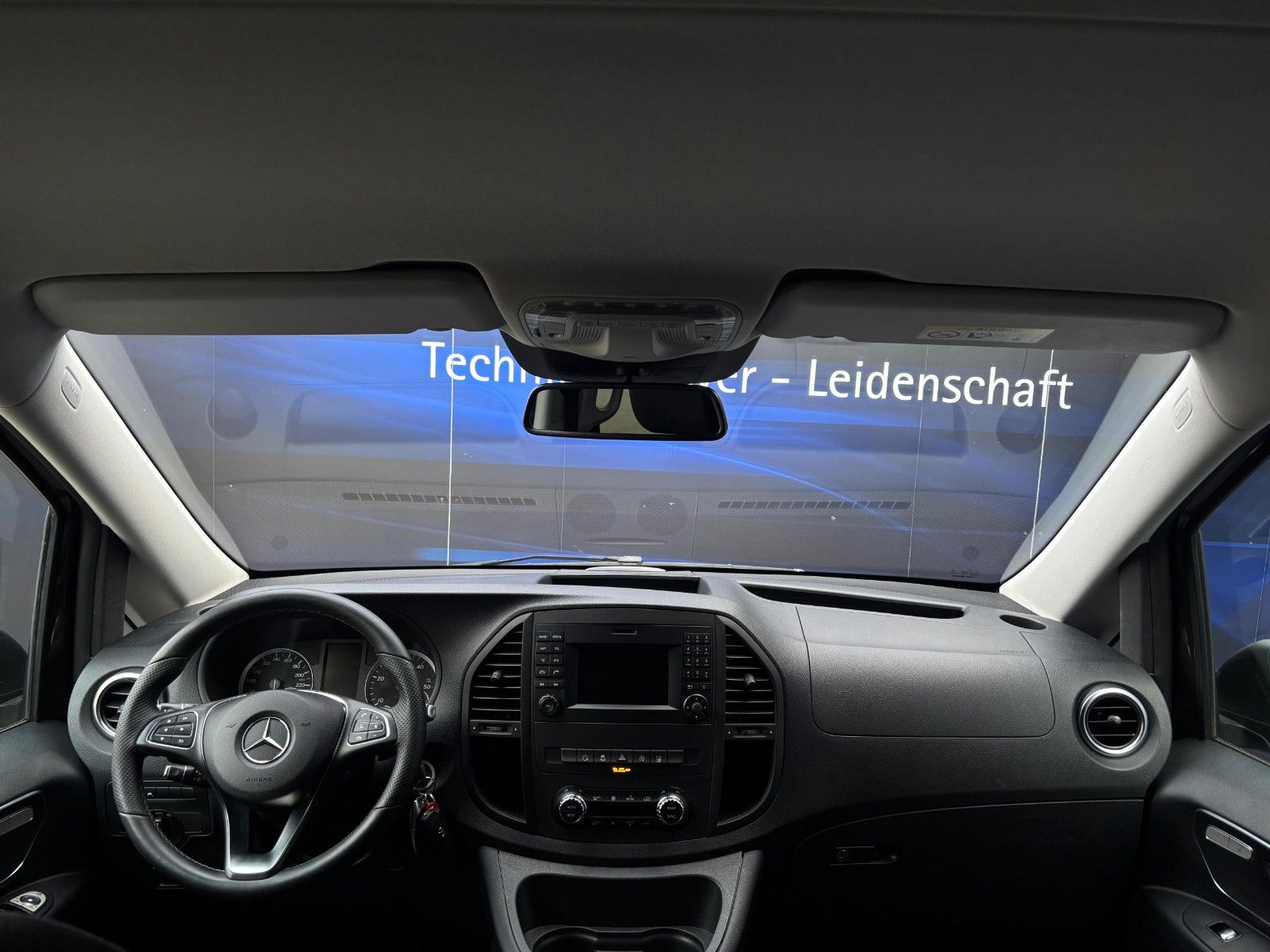 Fahrzeugabbildung Mercedes-Benz Vito Tourer 114/116 CDI 4Matic-AHK-LED-1.Hand