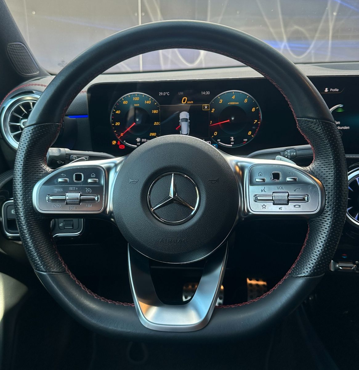 Fahrzeugabbildung Mercedes-Benz CLA 180 SB AMG-LED-Nightpaket