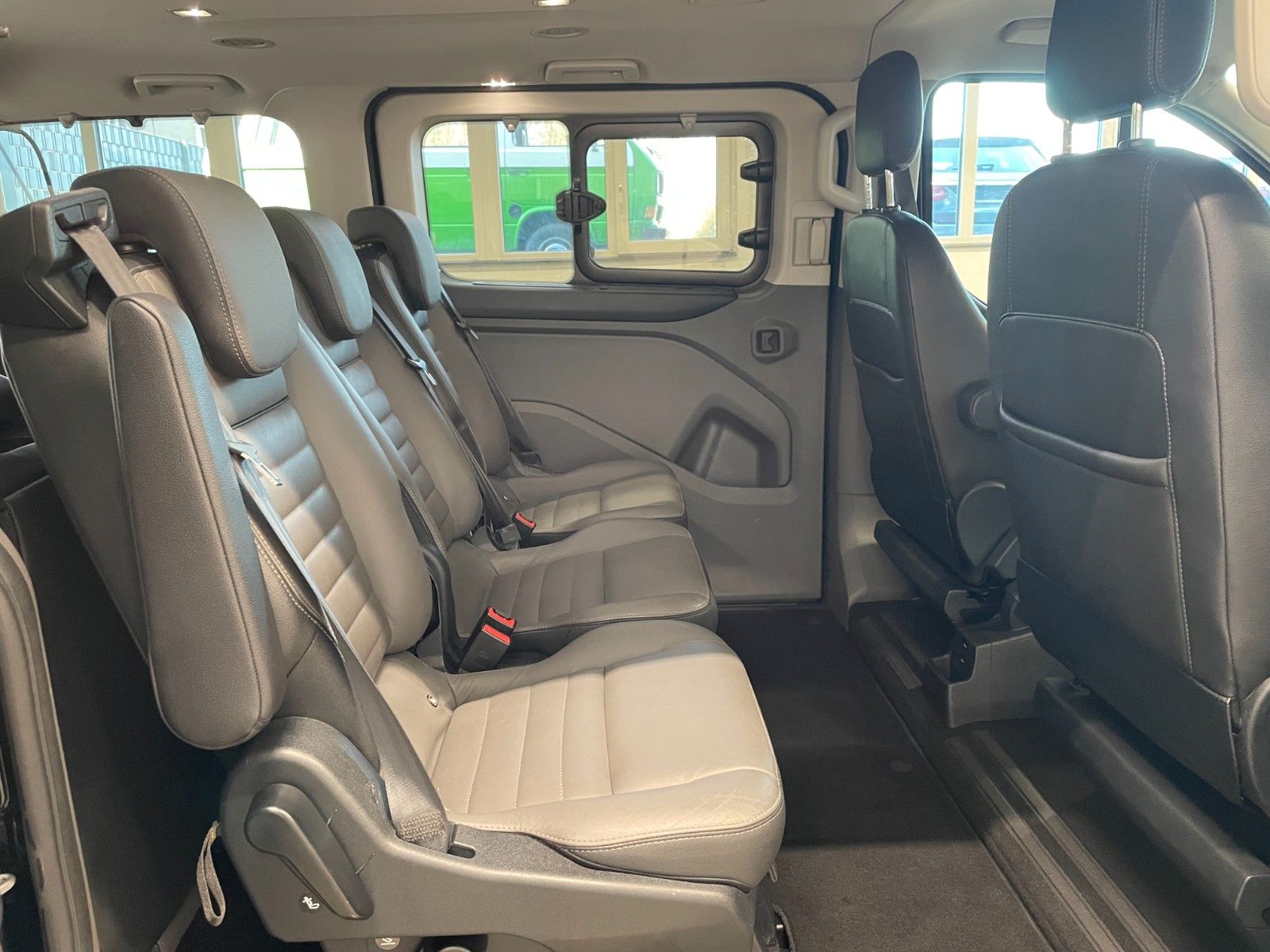 Fahrzeugabbildung Ford Tourneo Custom Kombi 310 L1 Tourneo Titanium
