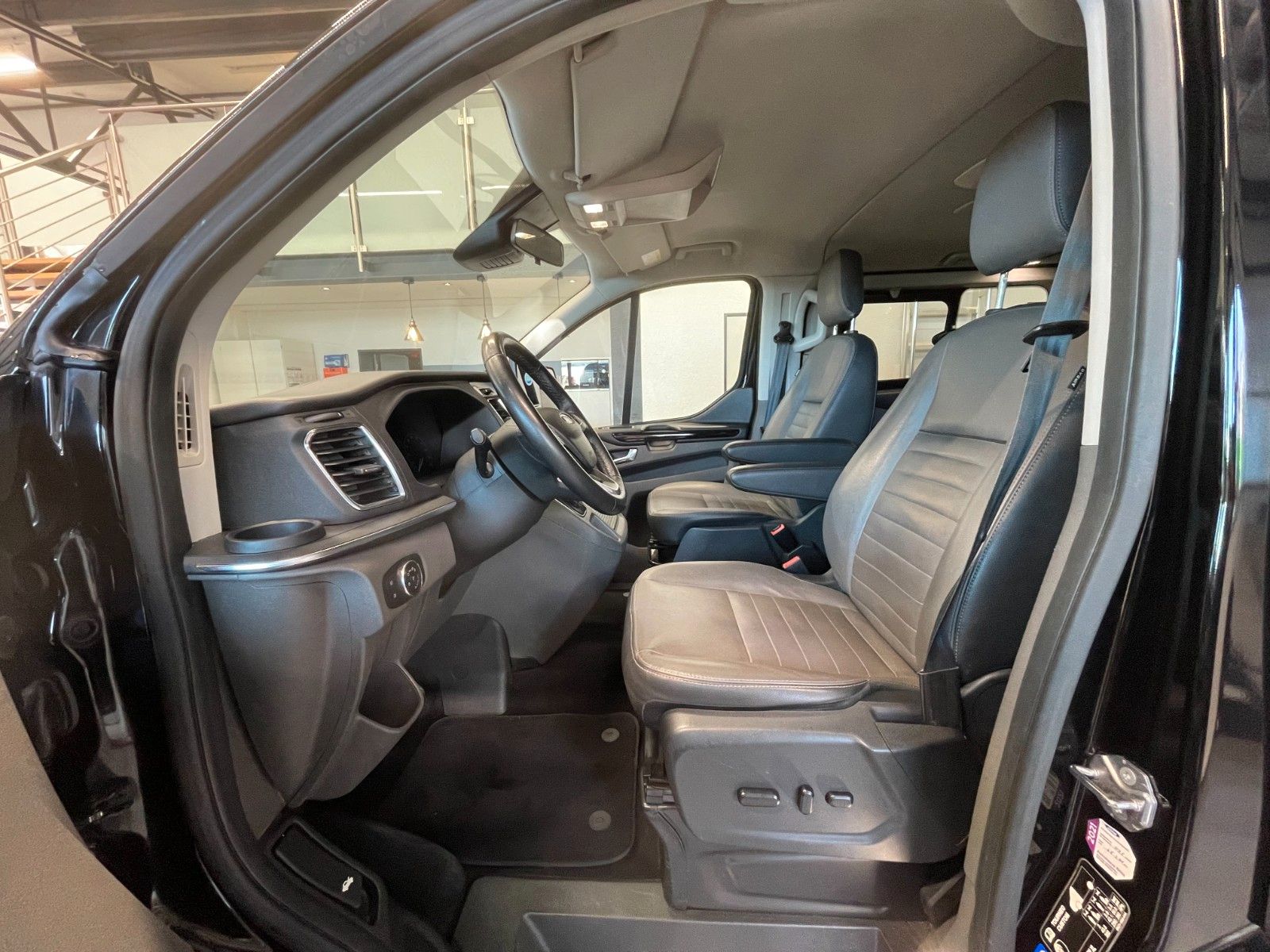 Fahrzeugabbildung Ford Tourneo Custom Kombi 310 L1 Tourneo Titanium