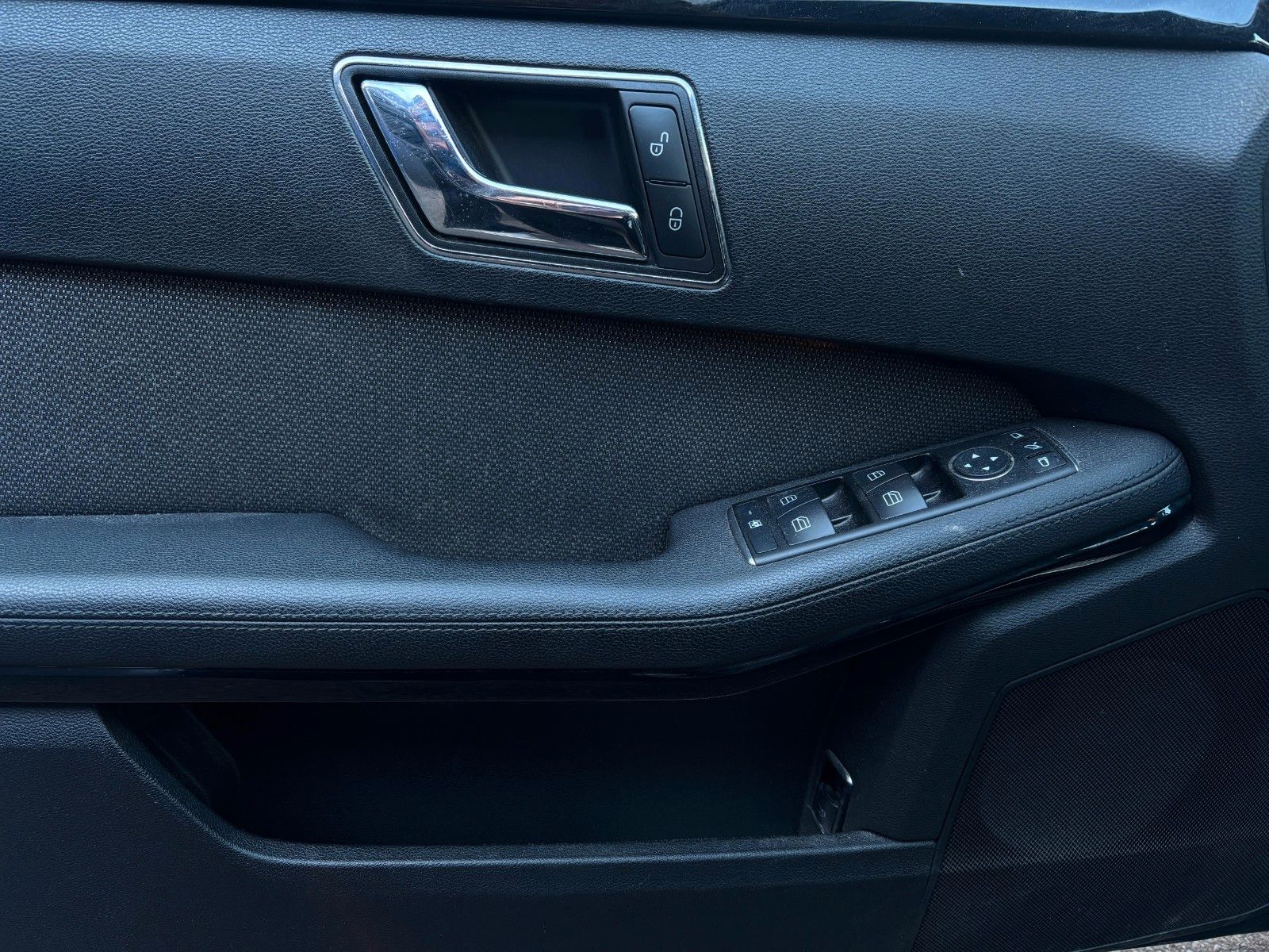 Fahrzeugabbildung Mercedes-Benz E 220 E T-Modell E 220 CDI BlueEfficiency