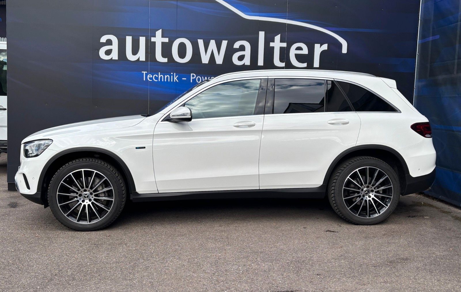 Fahrzeugabbildung Mercedes-Benz GLC 300  e 4Matic,AHK schwenkbar